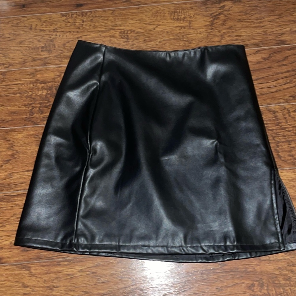 *NWT* H&M - Faux Leather Back-Zip Skirt